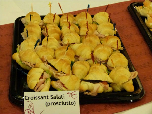 mini croissants salati con salumi vari